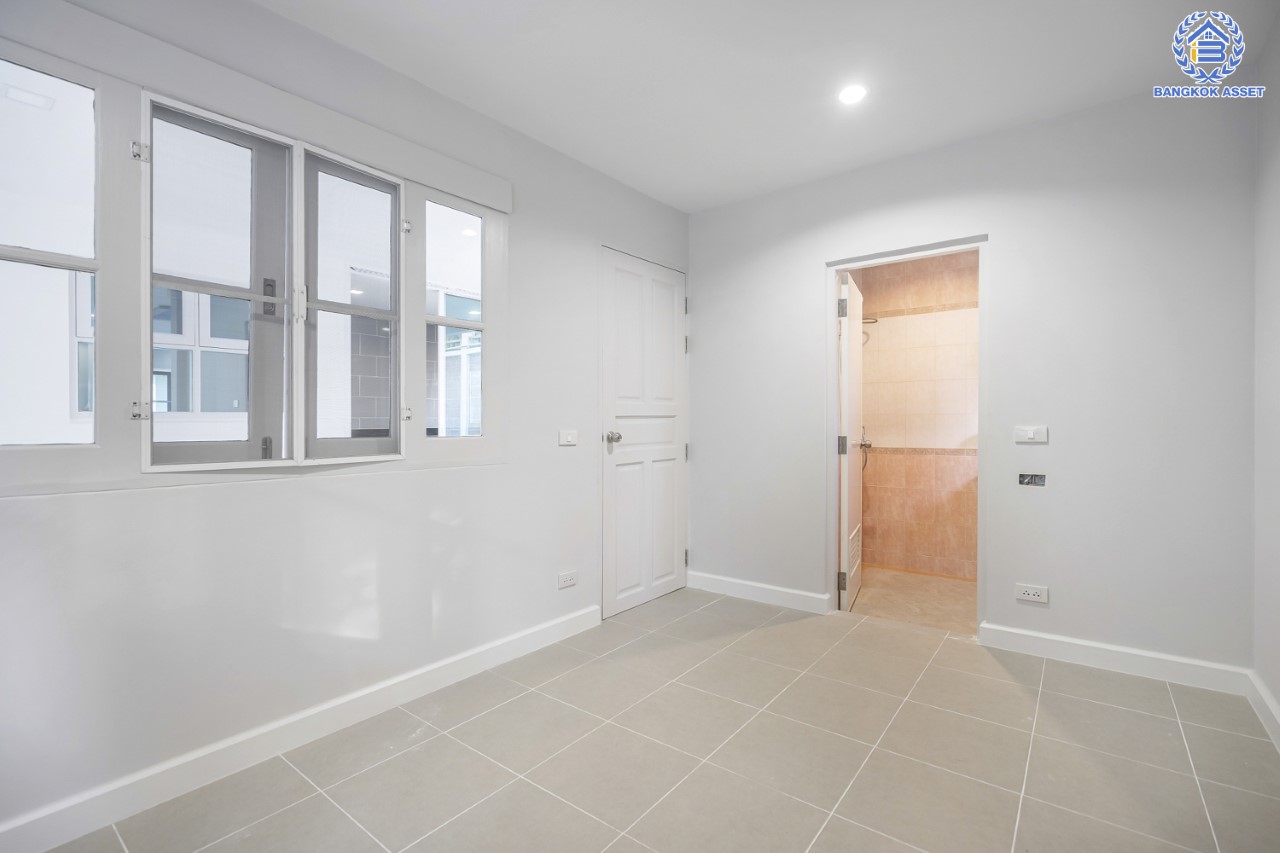 คฤหาสน์มือสองตกแต่งใหม่ ม.ลัดดารมย์ เพชรเกษม69  ตกแต่งหรูหราดีไซน์สุด Classic เนื้อที่ 103.2 ตร.ว. ฟังก์ชันจัดเต็ม 4 ห้องนอน 4 ห้องน้ำ จอดรถได้ถึง 4 คัน พร้อมพื้นที่สนามหญ้าด้านข้างกว้างกว่า 200 ตร.ม. บนทำเลศักยภาพ เชื่อมต่อหลายเส้นทาง ใกล้เดอะมอลล์บางแค จุดขึ้นทางด่วน "เพชรเกษม" และรถไฟฟ้าสายสีน้ำเงิน "สถานีหลักสอง"...